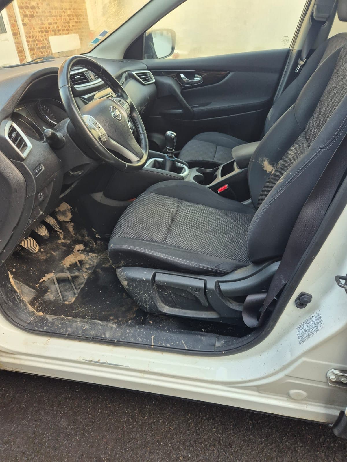 Avant - Nettoyage intérieur Nissan Qashqai boue