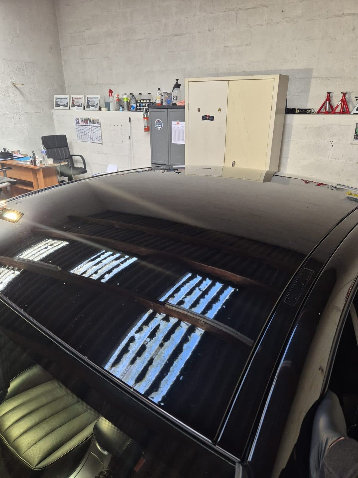 Polissage toit carrosserie noire micro-rayures