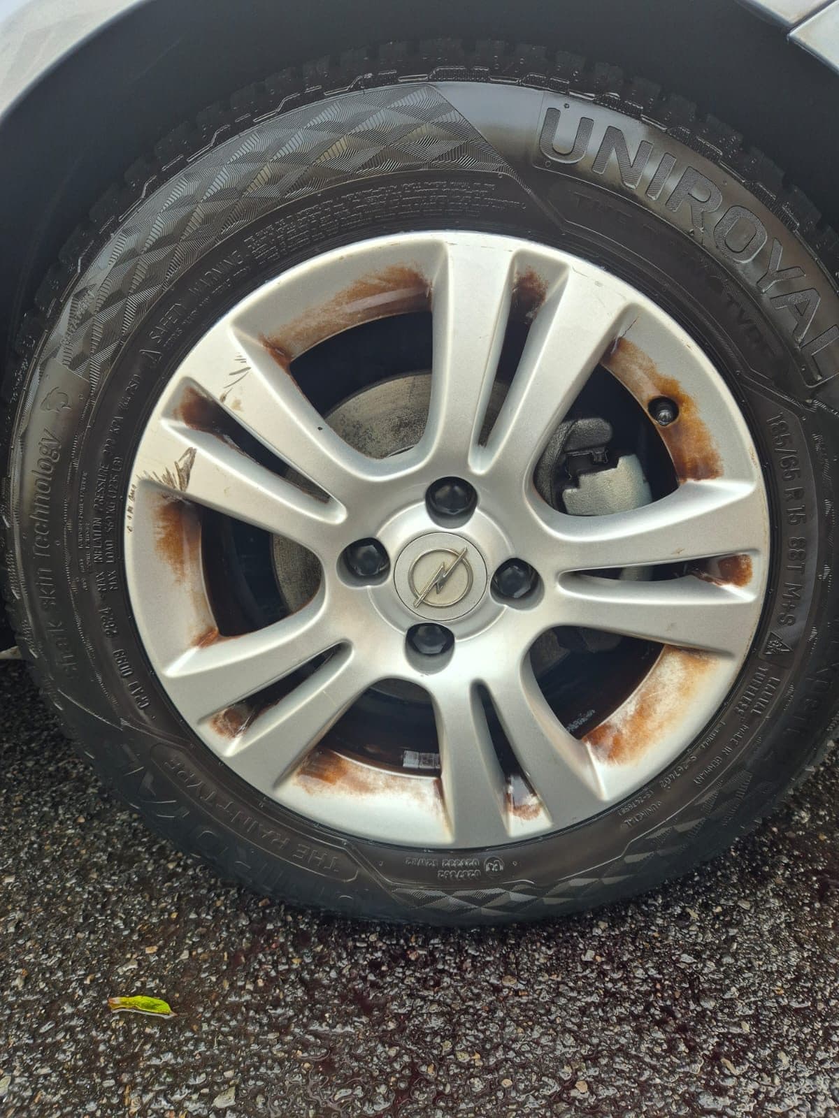 Avant - Nettoyage jante encrassée et rouillée