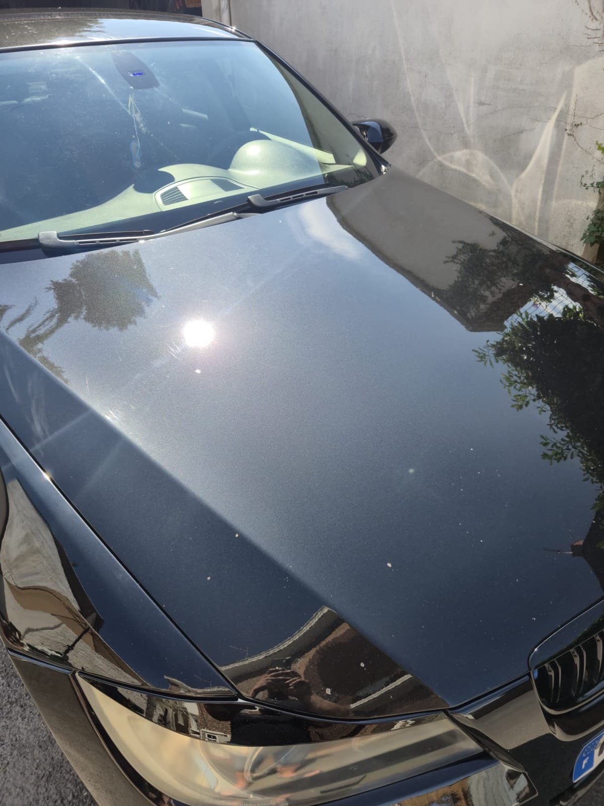 Après - Lavage extérieur BMW capot poussiéreux redevenu brillant