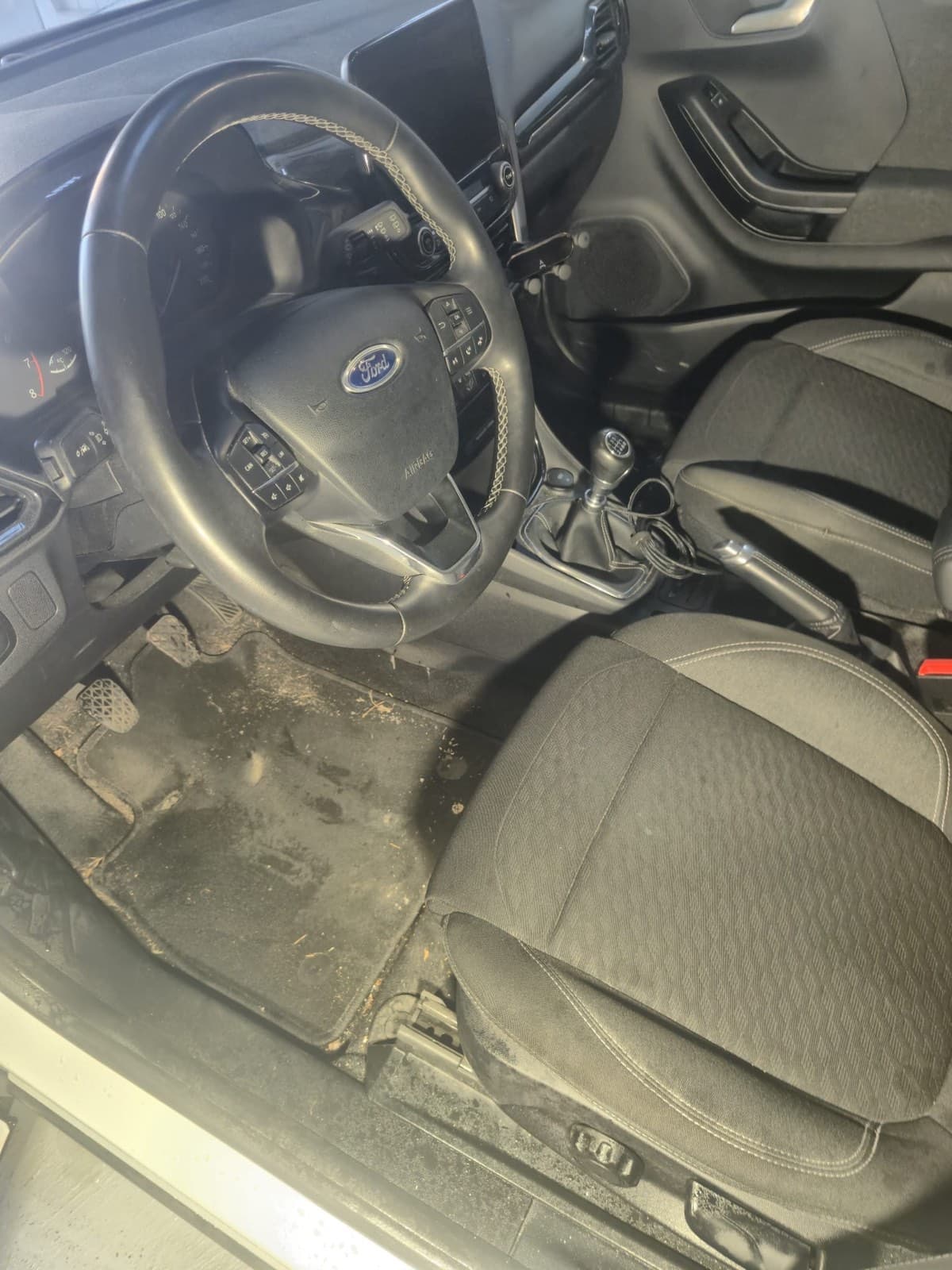 Avant - Nettoyage intérieur Ford Fiesta très encrassé
